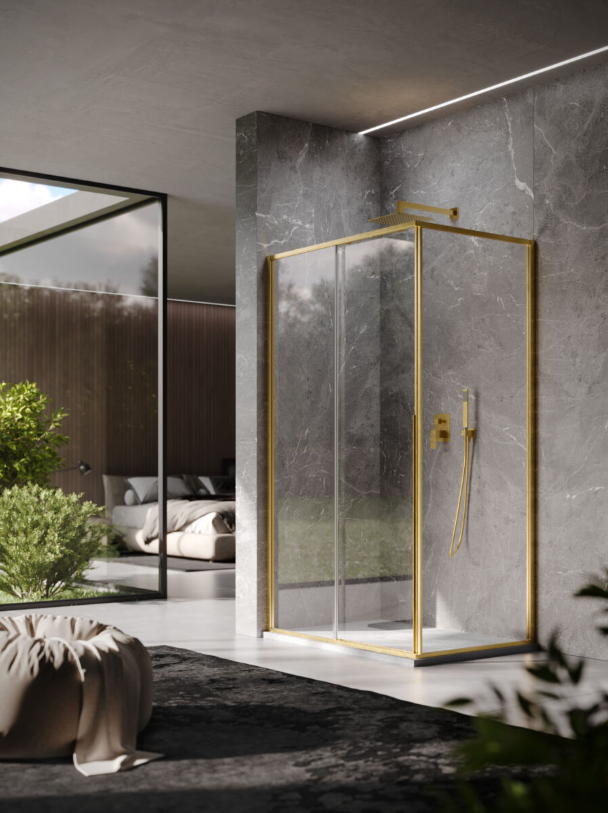 Un bagno lussuoso con cabina doccia con finiture e rubinetteria dorate, su pareti in marmo grigio.