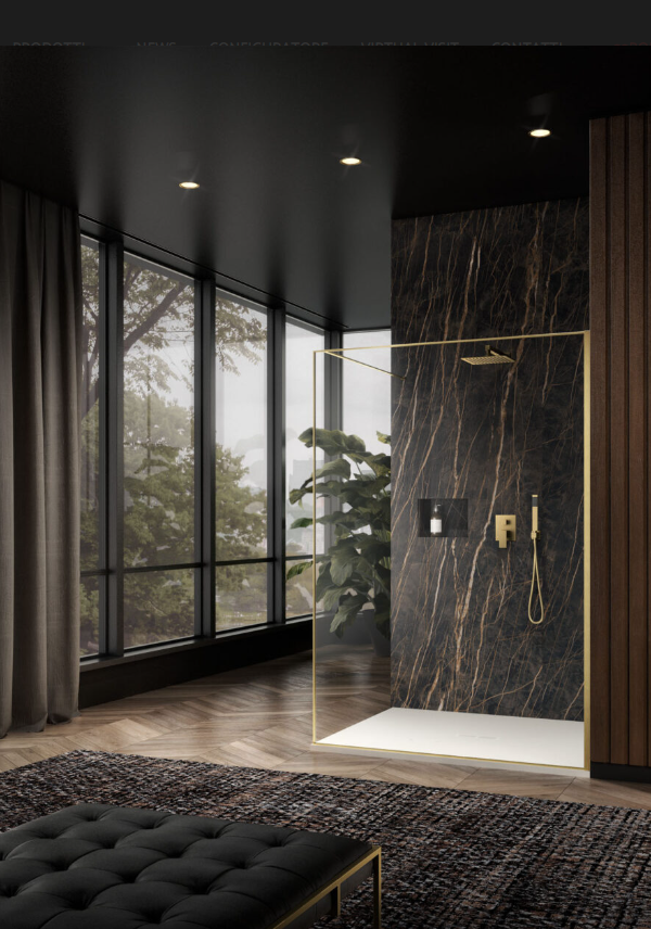 Un bagno lussuoso con finestre a tutta altezza, pareti della doccia in marmo, rubinetteria dorata e una panca imbottita nera.