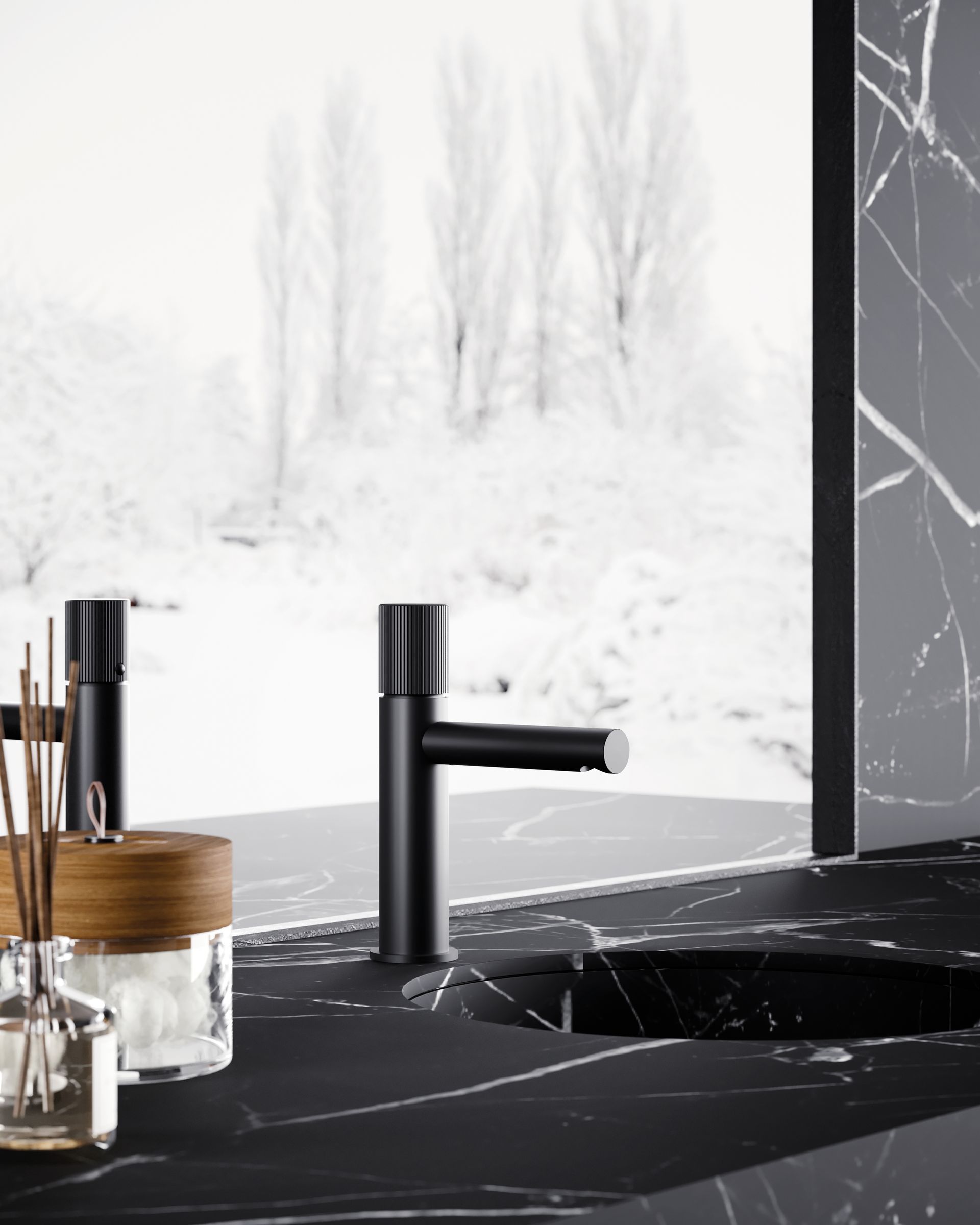 Un moderno rubinetto da bagno nero opaco è posizionato su un piano in marmo nero, sullo sfondo di una finestra innevata.