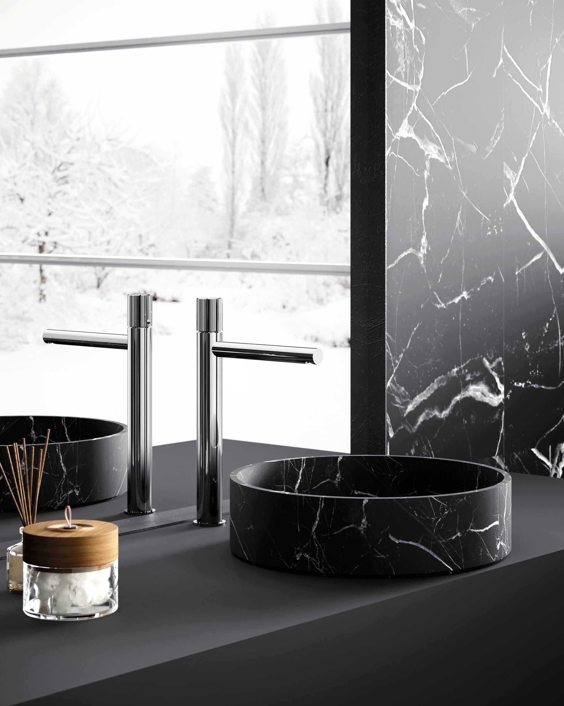 Bagno moderno con lavabo a ciotola in marmo nero, elegante rubinetto in metallo e vista su un paesaggio innevato attraverso un'ampia finestra.