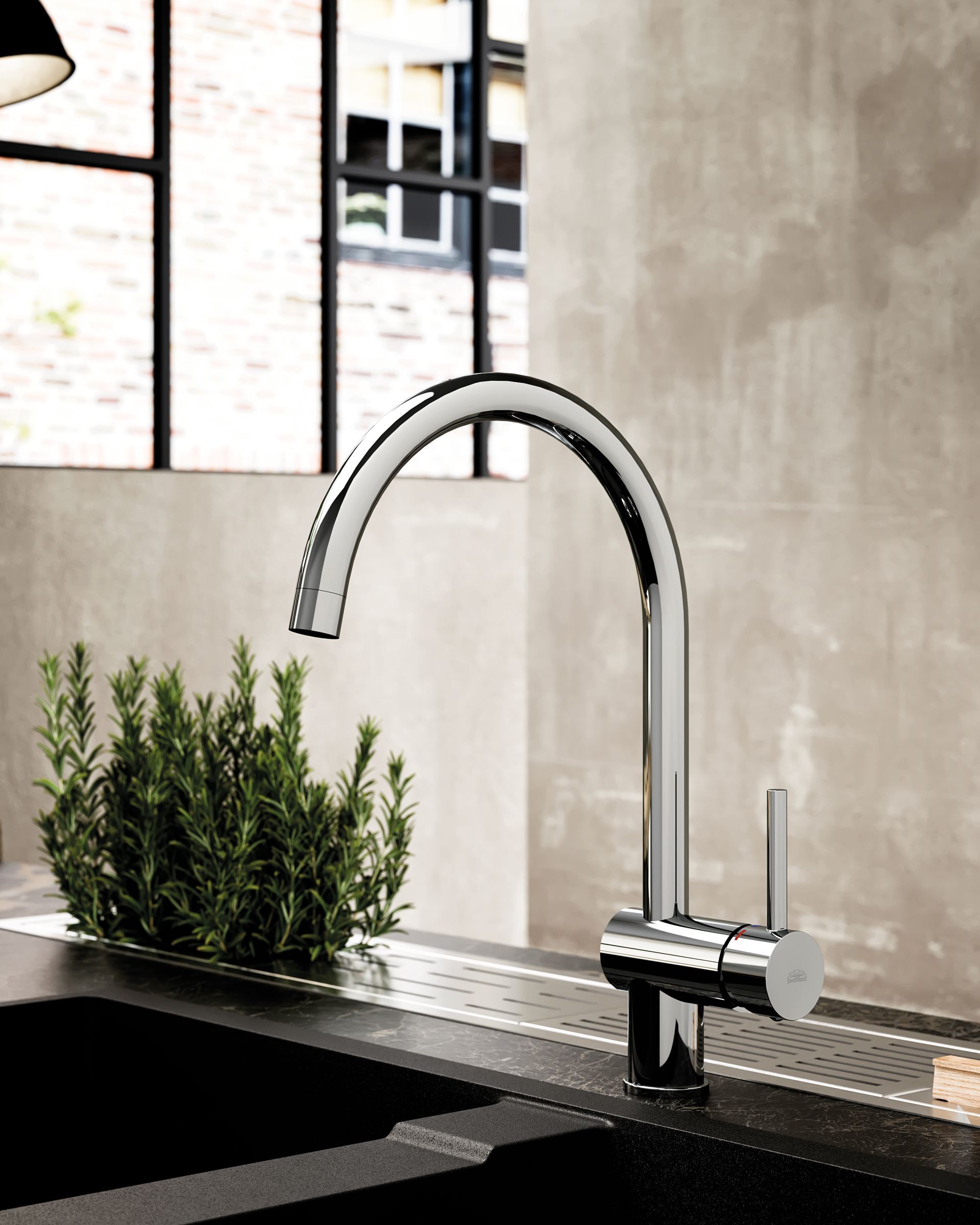 Un moderno rubinetto da cucina in cromo lucido con collo alto e arcuato e maniglia laterale, incastonato su un piano di lavoro scuro e una parete grigia.