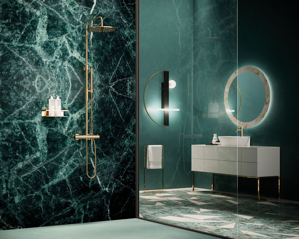 Componenti termoidraulici e accessori tecnici ordinati in esposizione.