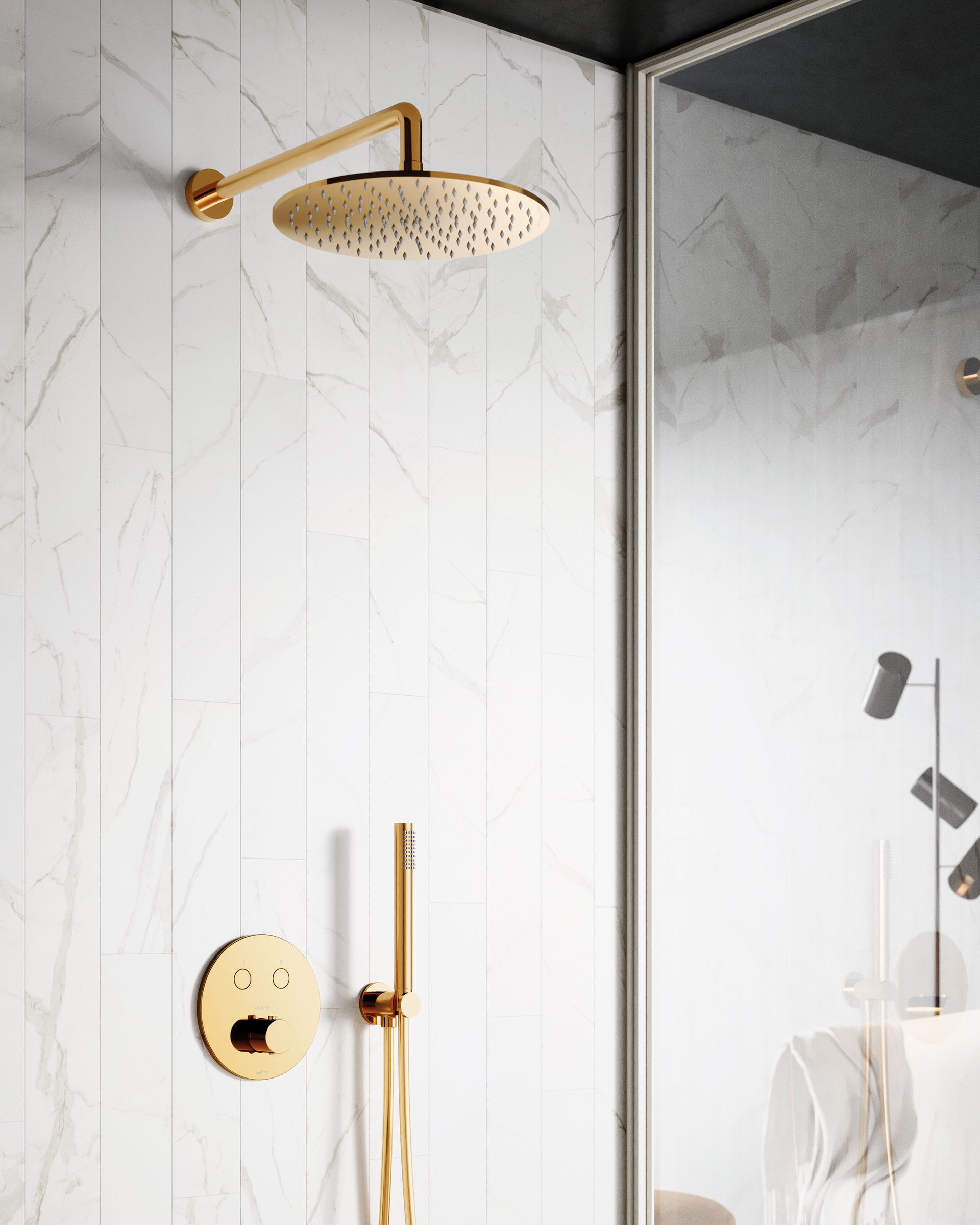 Un soffione doccia a pioggia con finitura dorata e un rubinetto a parete, il tutto su piastrelle bianche con motivo effetto marmo.