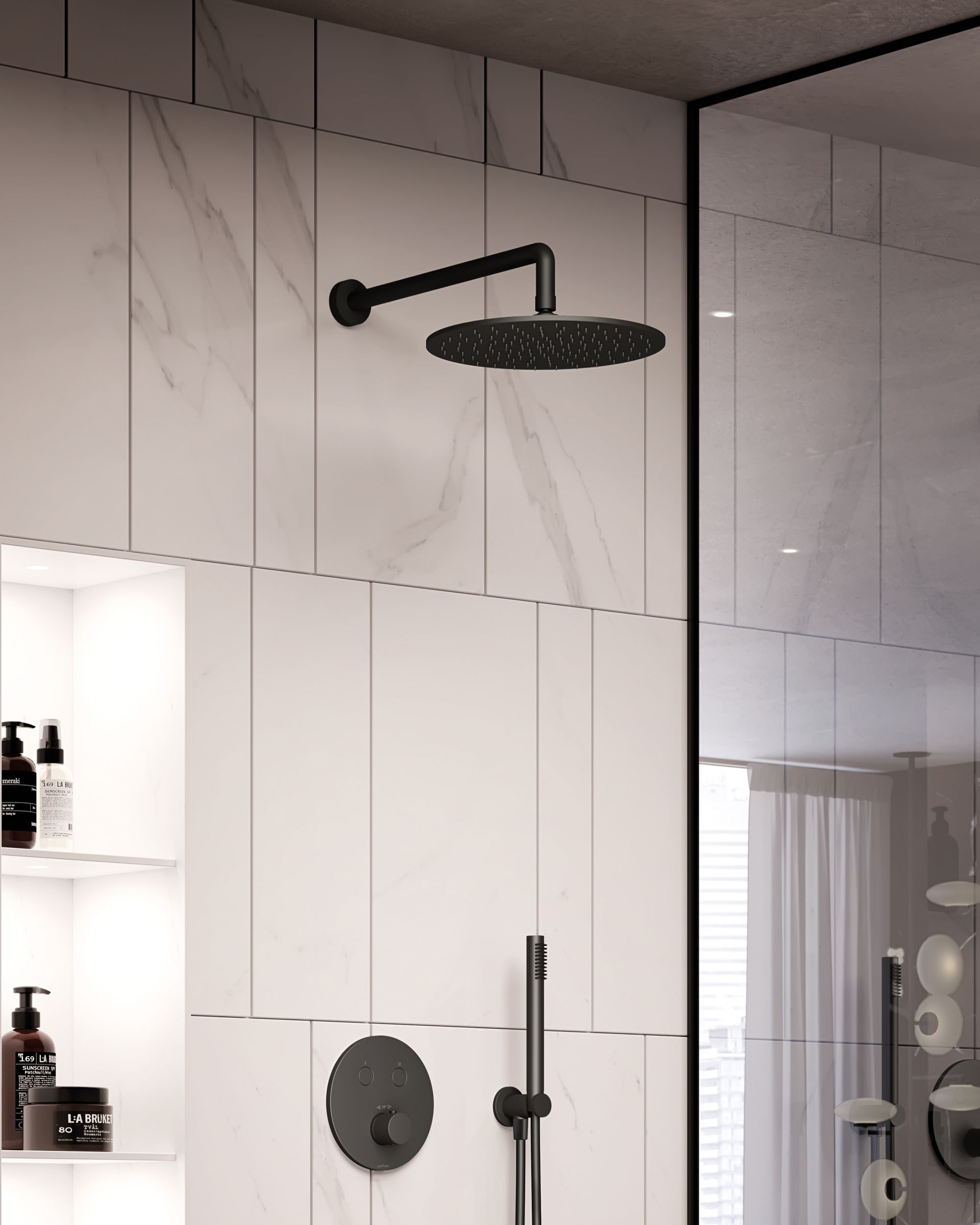 Un moderno soffione doccia a pioggia nero opaco con miscelatore a parete, su uno sfondo di piastrelle bianche effetto marmo.