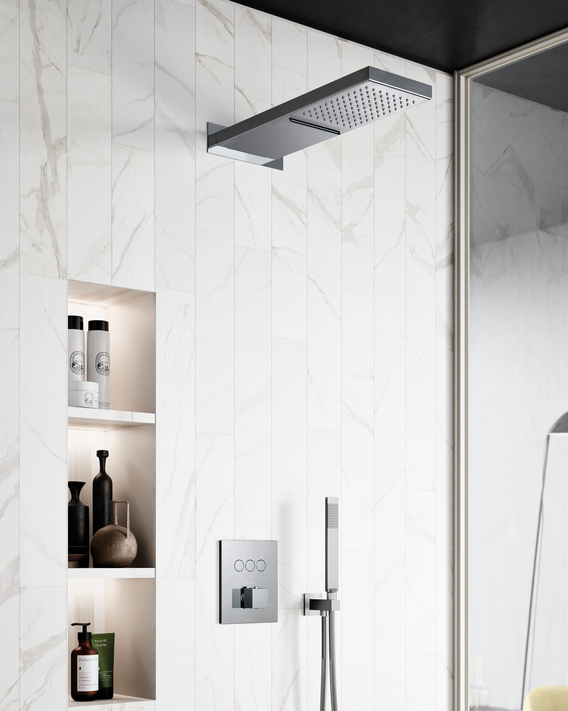 Doccia moderna con soffione a pioggia quadrato, comandi a parete, doccetta a mano e mensole a incasso.