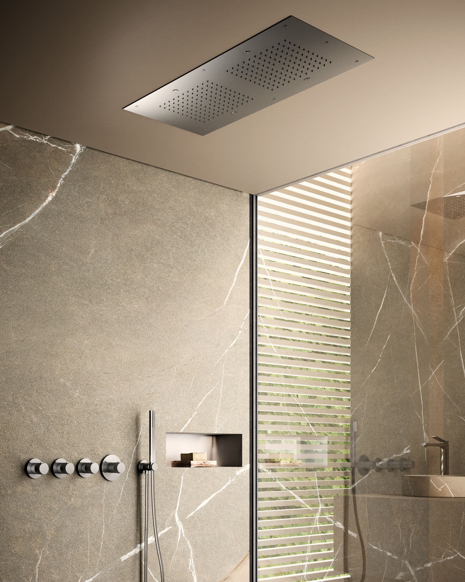 Bagno moderno con un grande soffione doccia rettangolare a soffitto, pareti in marmo e una mensola a incasso.