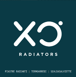Logo per XO Radiators su sfondo verde acqua scuro, con il nome del marchio e le categorie di prodotti italiani in testo bianco.