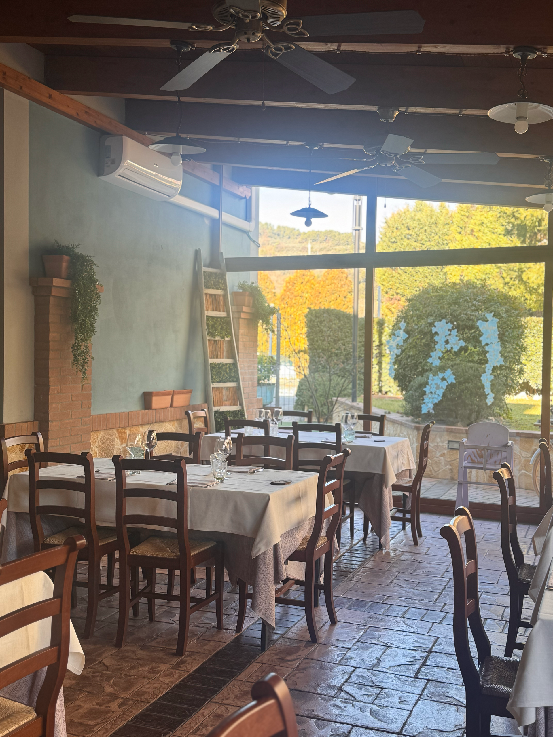 Interni della trattoria Rossi