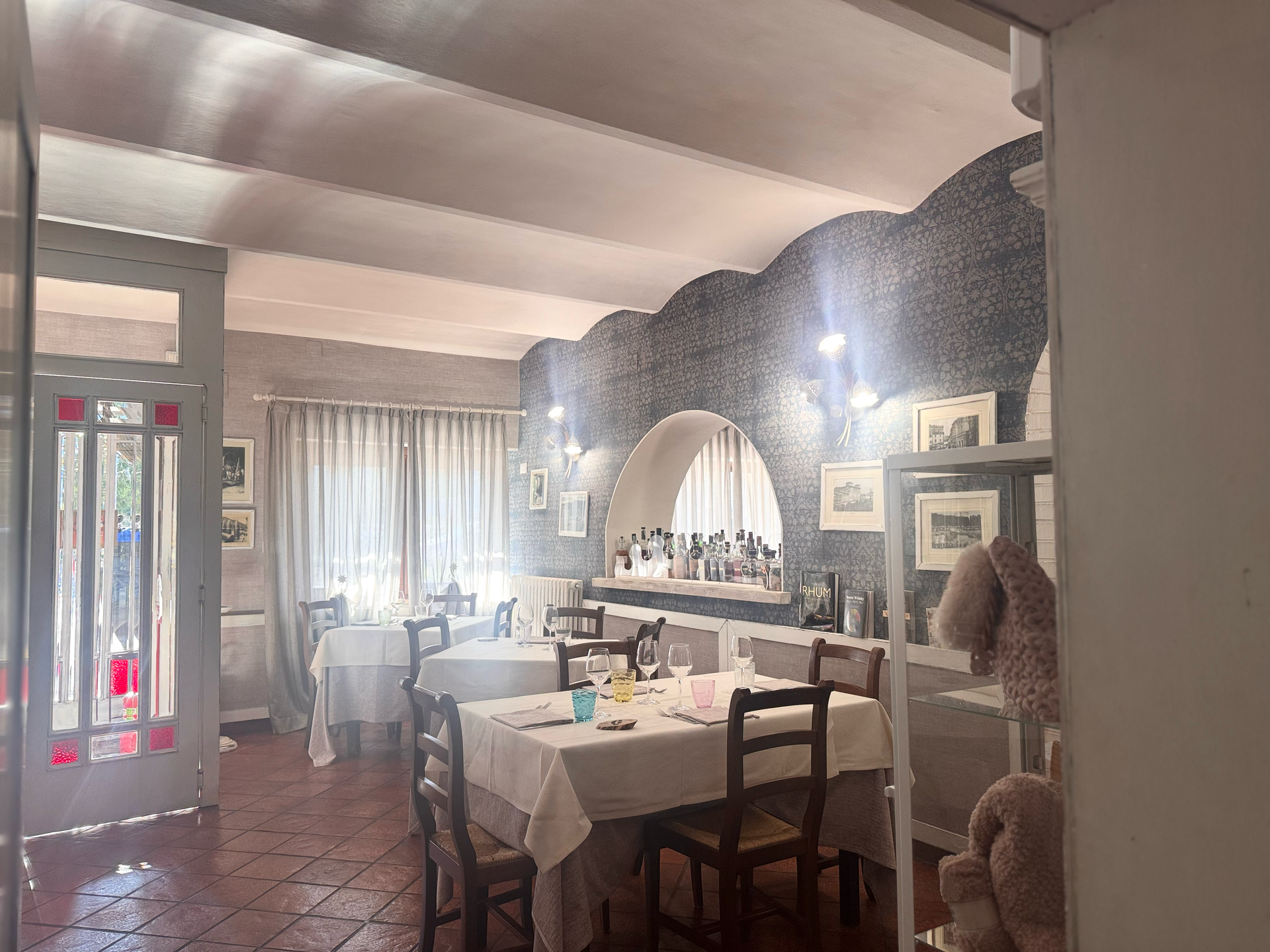 Interni della trattoria Rossi