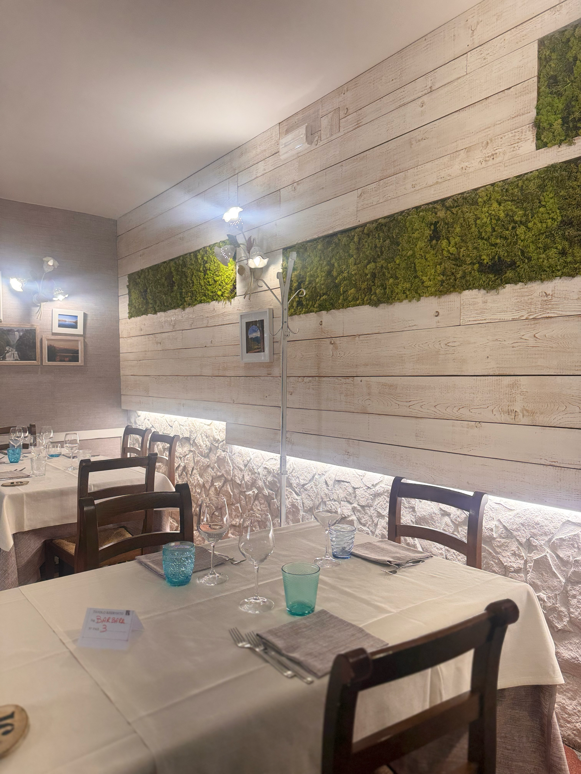 Interni della trattoria Rossi