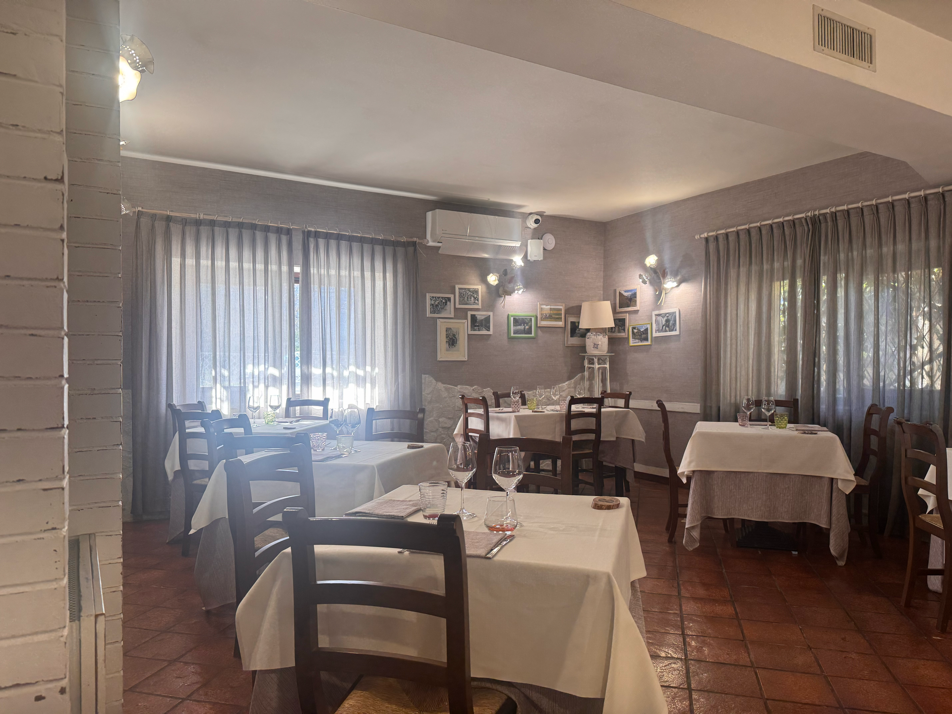 Interni della trattoria Rossi
