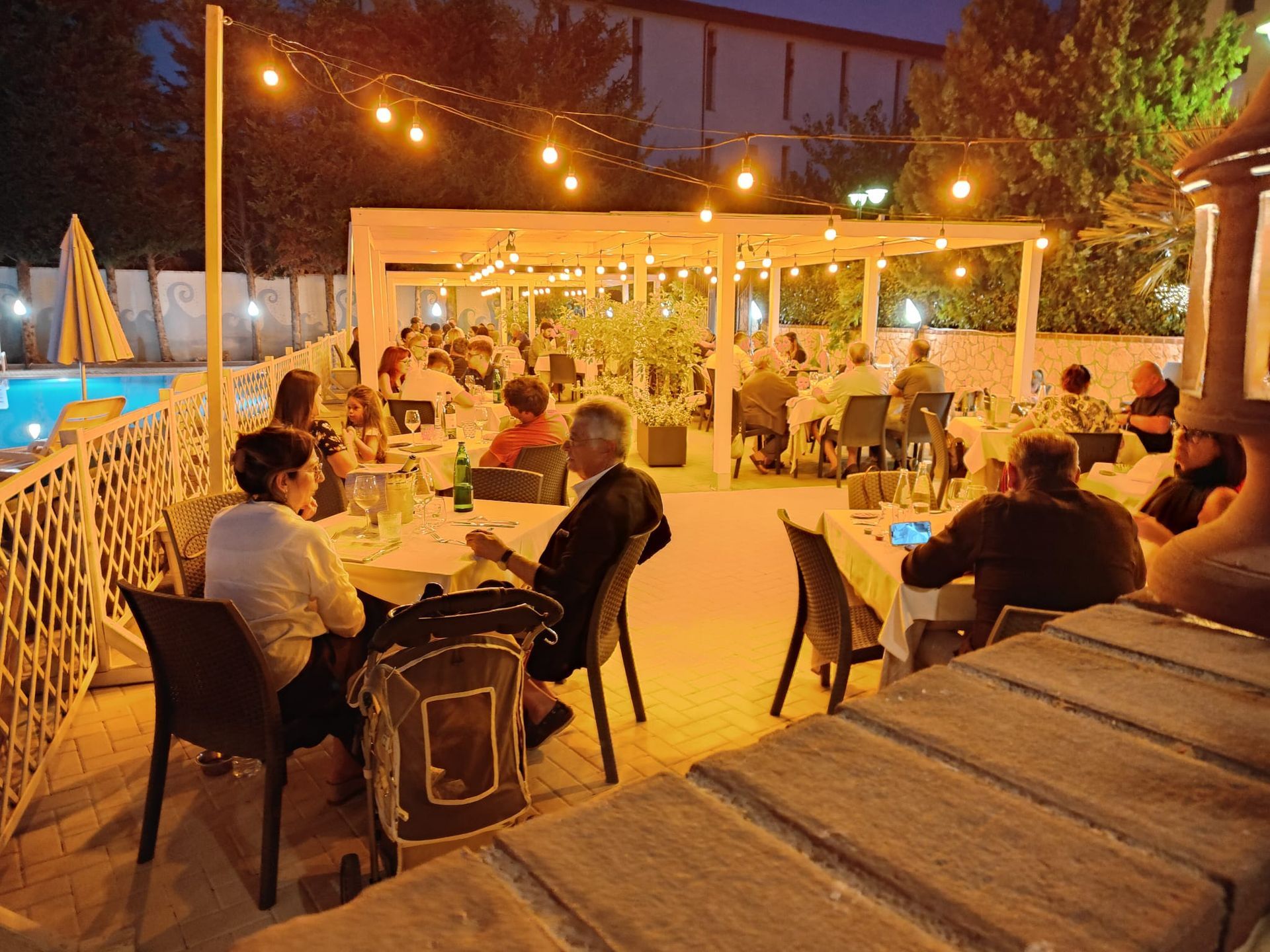 mangiare a bordo piscina