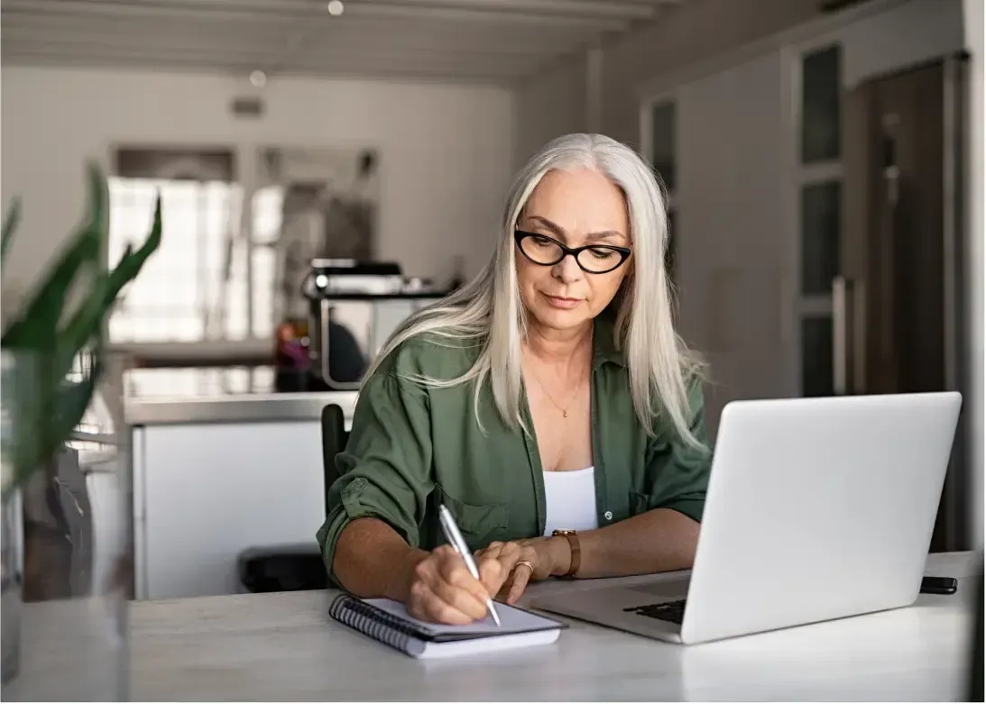 senior shopping Medicare plans online