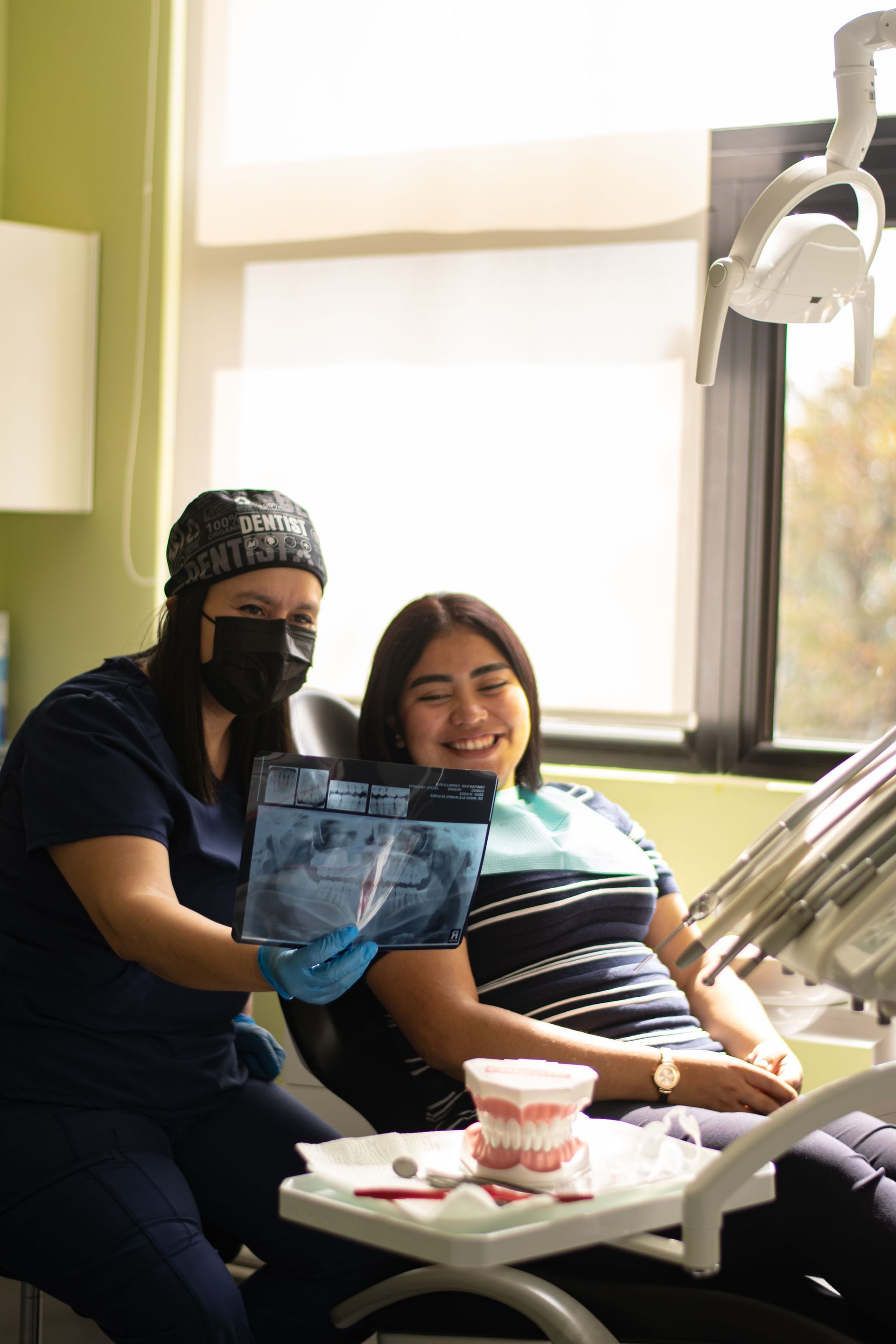 Una mujer se hace examinar los dientes por un dentista.