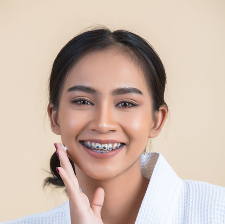 Un dentista le muestra a un paciente una radiografía de sus dientes.