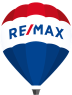 Um balão de ar quente vermelho, branco e azul com o logotipo da re/max nele.