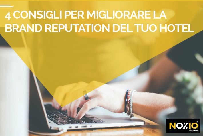 Persona che utilizza un computer portatile con testo giallo sovrapposto