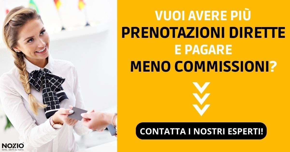 Donna sorridente che porge un biglietto da visita. Testo: 