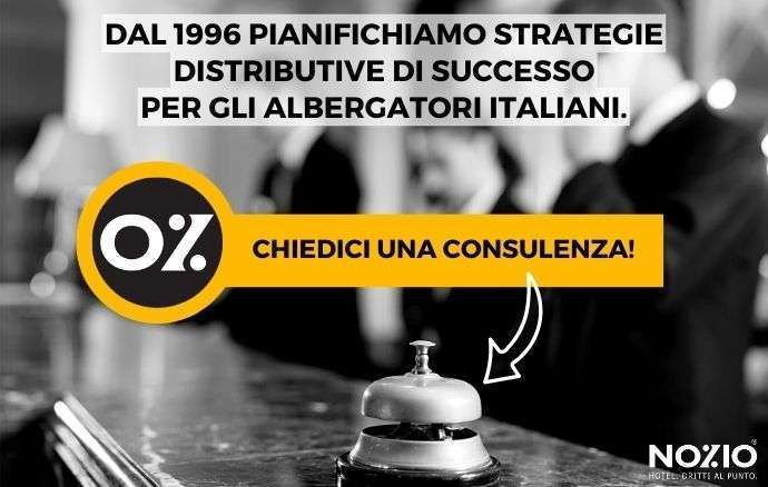 Pubblicità per Nozio: testo sullo sfondo della hall di un hotel, con campanello in primo piano. Offre consulenza.