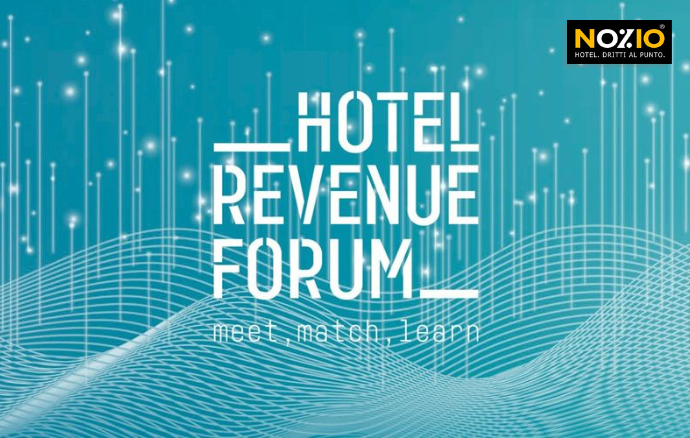 Grafica dell'Hotel Revenue Forum con testo su sfondo blu, con il logo Nozio.