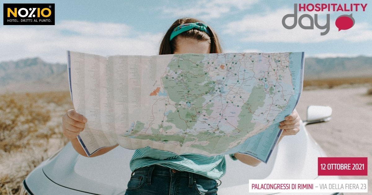 Donna con benda sugli occhi, mappa e macchina in un paesaggio desertico.