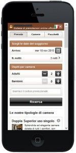 Telefono cellulare che mostra un modulo di prenotazione alberghiera.