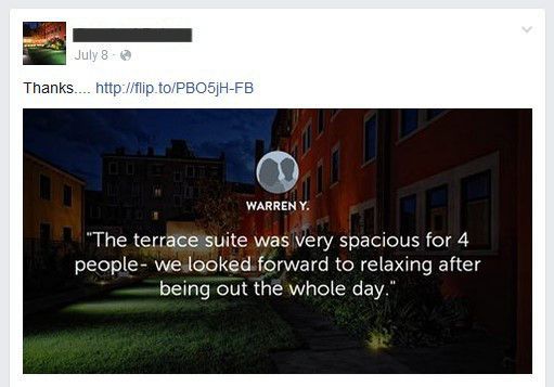 Vista notturna di un edificio con recensione di un ospite.