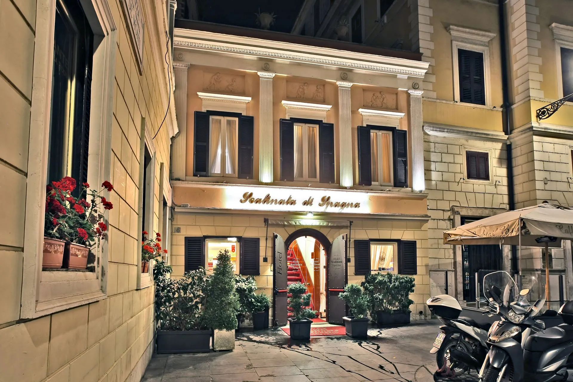Hotel Scalinata di Spagna, con luci calde, dettagli architettonici e piante in vaso