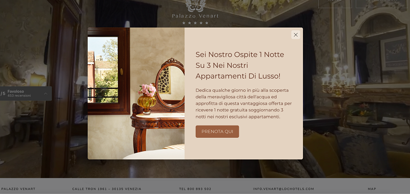 Sito web di un hotel con un'offerta visualizzata in un pop-up sopra la foto di una camera.