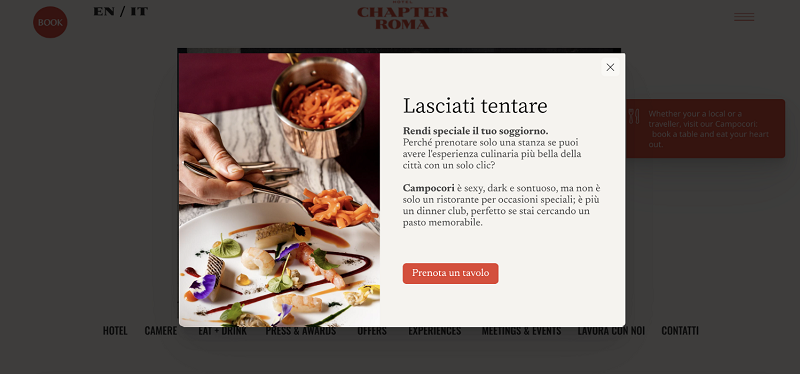 Sito web con un popup. Una persona versa il cibo su un piatto.
