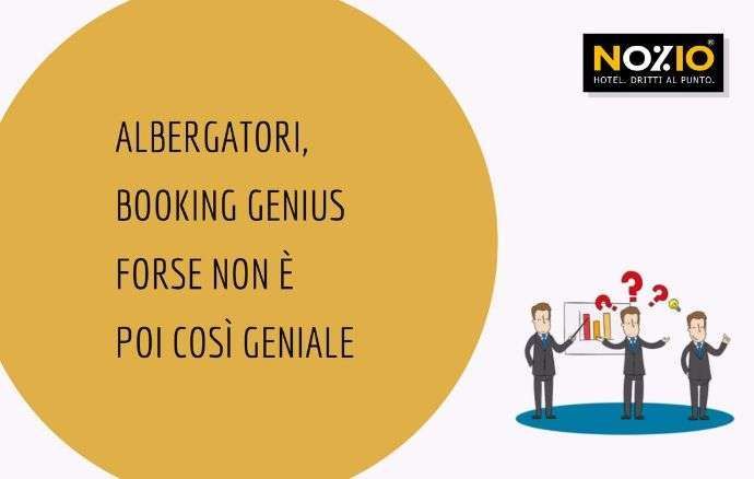 Sfondo giallo con testo su Booking Genius e tre uomini d'affari dei cartoni animati.