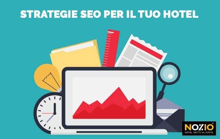 L'immagine mostra un computer portatile con un grafico, altri strumenti di lavoro, titolo: Strategie SEO per il tuo hotel.