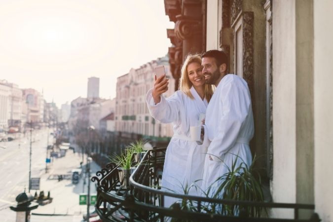 coppia in hotel che si gode il pacchetto romantico