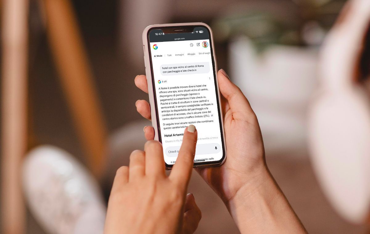 Persona che tiene in mano uno smartphone con i risultati di ricerca generati dal nuovo Google AI Mode.