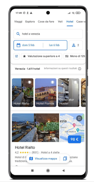 Un telefono cellulare che mostra i risultati della ricerca di Google Hotels per Venezia