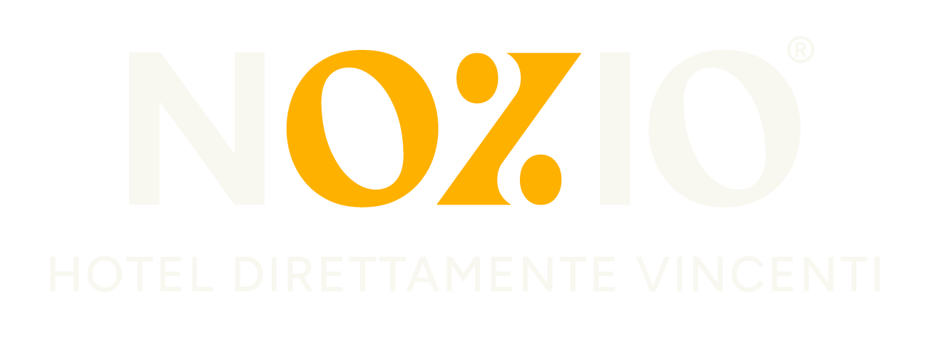 Logo del Nozio Hotel, con testo in bianco e arancione. In basso la scritta 