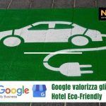 Cartello verde per la ricarica di veicoli elettrici in un hotel. Logo di Google con testo sugli hotel ecosostenibili.
