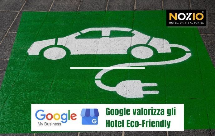 Simbolo di una stazione di ricarica per auto elettriche verde con logo dell'hotel e badge di Google My Business.