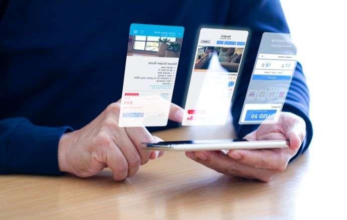 Persona che utilizza un telefono, con schermate trasparenti delle app che fluttuano sopra di esso.