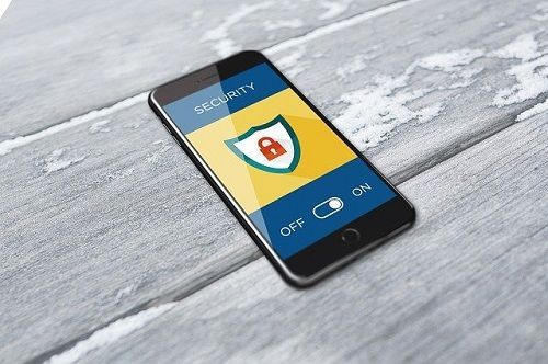 Smartphone con l'icona di uno scudo di sicurezza, con il pulsante 