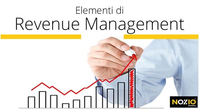 Mano che disegna una freccia rossa crescente su un grafico che illustra la gestione dei ricavi.