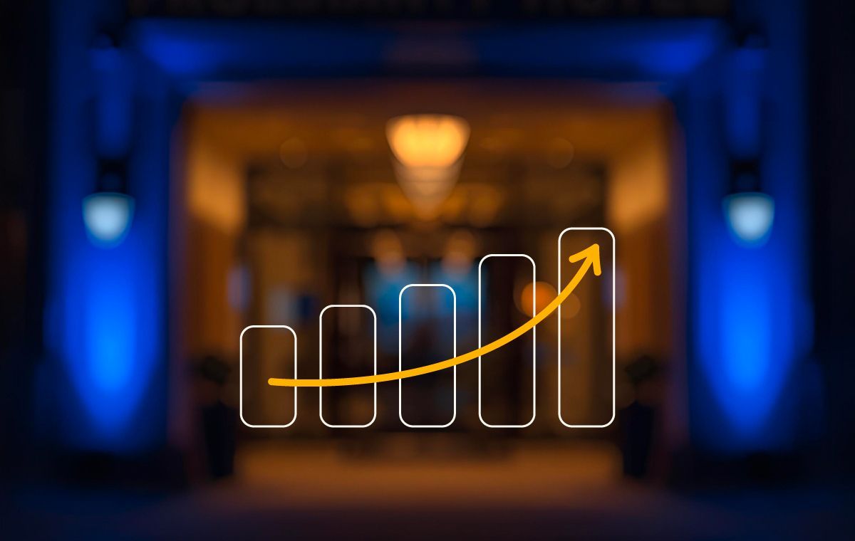Grafico con freccia che indica la crescita del profitto  hotel con revenue management alberghiero