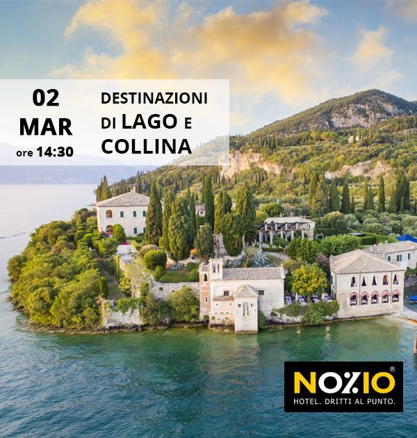 Manifesto promozionale per una gita al lago e in collina. Testo in italiano, edifici sul lungolago e verdi colline.