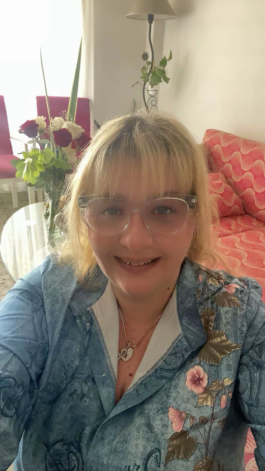 Mujer sosteniendo dos pilas de tarjetas cubiertas de estrellas con bordes dorados.