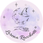Logotipo de Lorena Rocchetti: Una luna creciente con un sombrero de bruja, una mano, estrellas y un fondo morado suave.