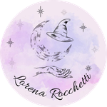 Logotipo de Lorena Rocchetti: Una luna creciente con un sombrero de bruja, una mano, estrellas y un fondo morado suave.