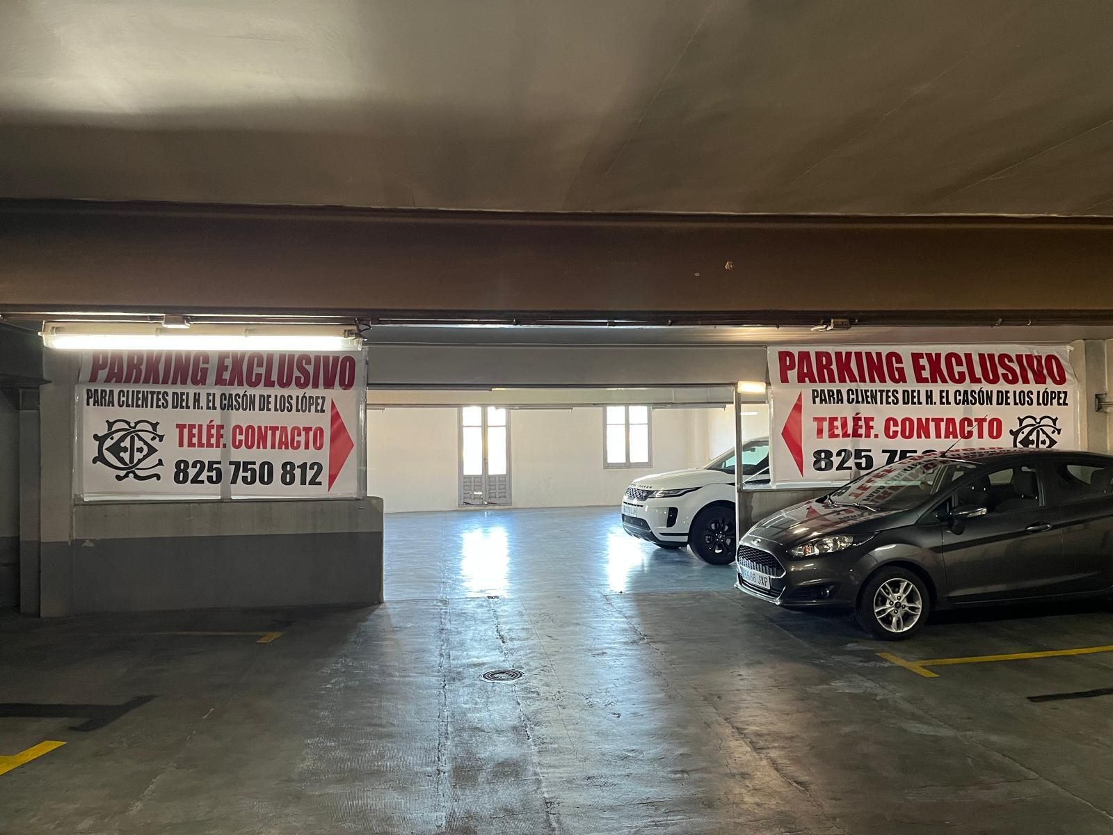 Un estacionamiento cubierto con letreros de
