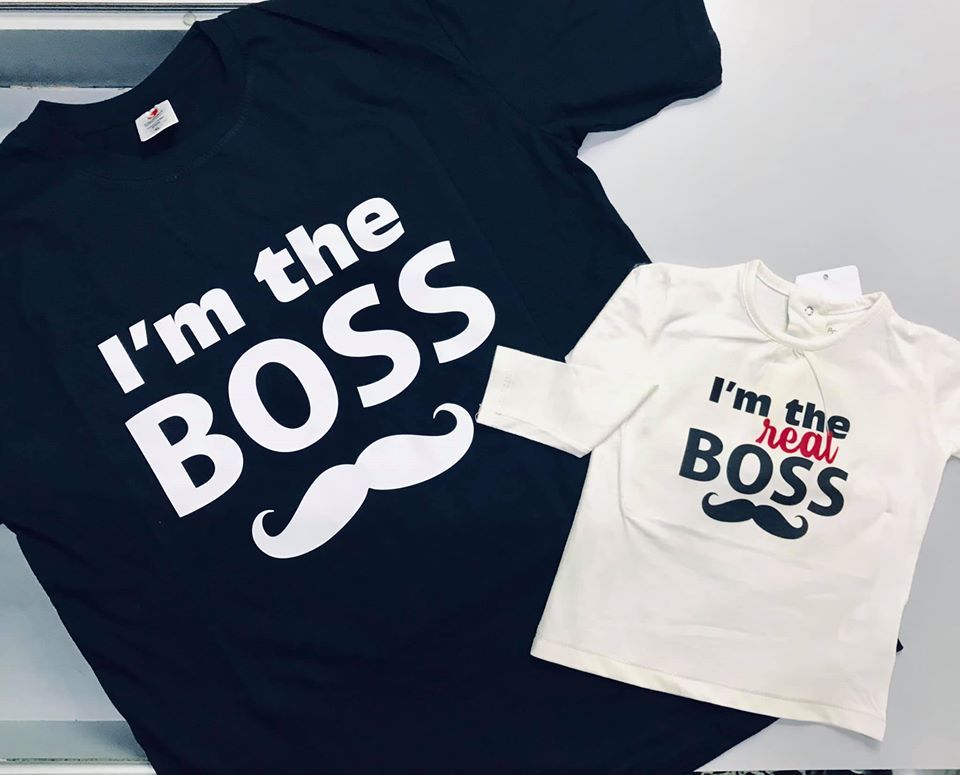 Magliette bianche e nere stampate