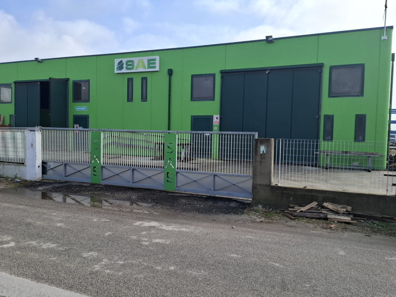 Edificio industriale ecologico con logo