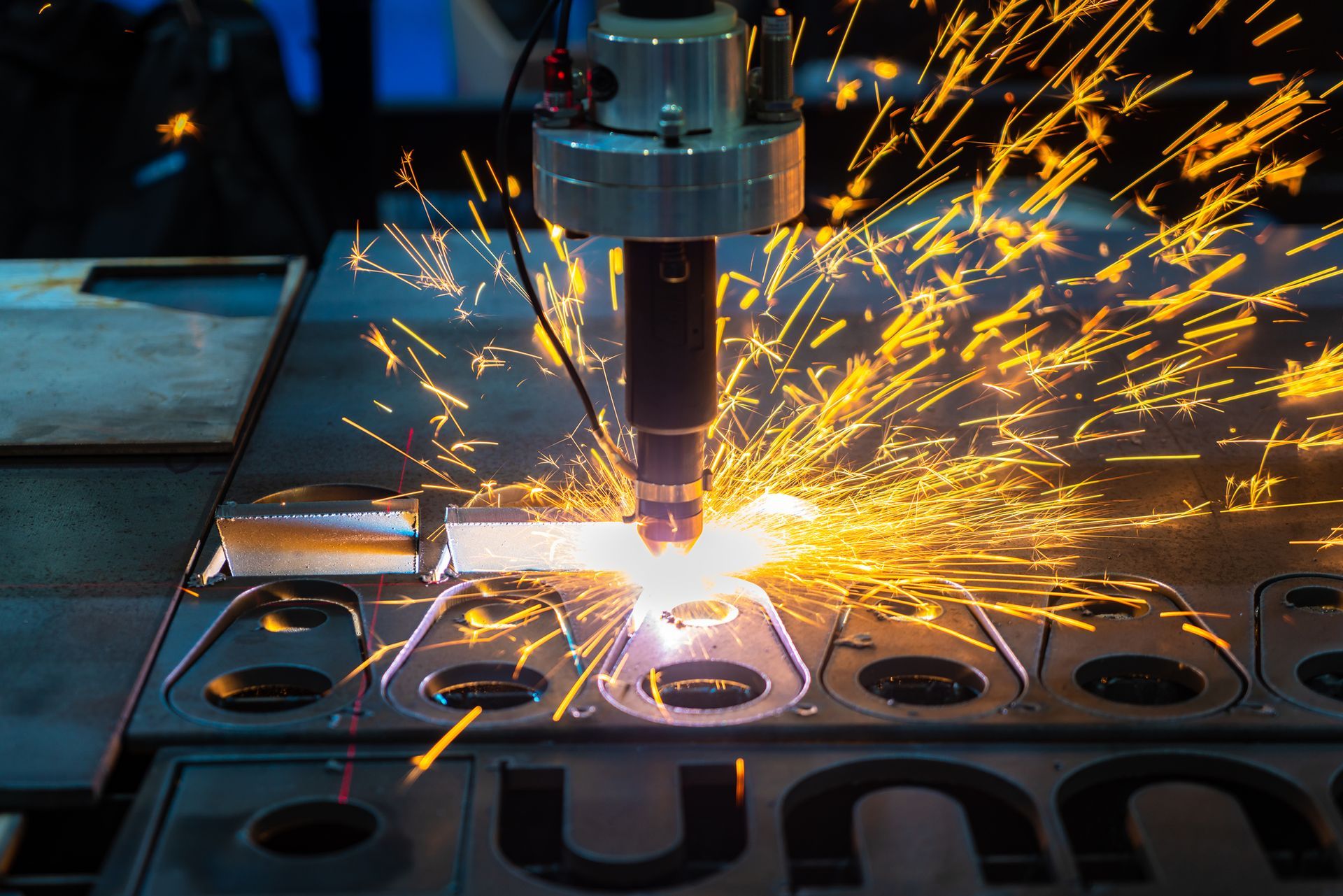 Taglio laser di lamiere, scintille. Macchina industriale, taglio di forme.